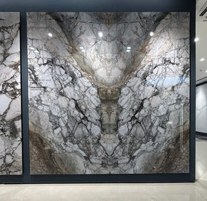 화강 벽돌과 놀라운 1600x3200mm 흰색과 갈색 두께 12mm 대리석 닦은 합성 석판 침실
