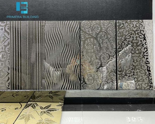 닦인 300x600mm 3D 세라믹 타일은 금 선벽 장식으로 유리모양이 되었습니다